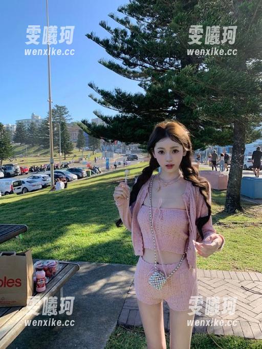 异思趣向-小宝 异思趣向 - 惊艳无袖OL裙!小宝的写真套图让你感受不一样的职场风尚