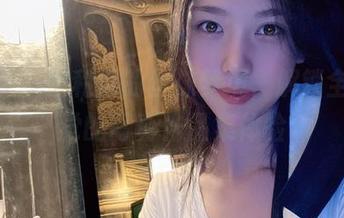 穿梭于抖娘利世的丝袜梦境，解锁全新视觉的写真作品集体验