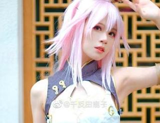 星黛鹿鹿i发布最新黑白主题图片，展现极简风格之美