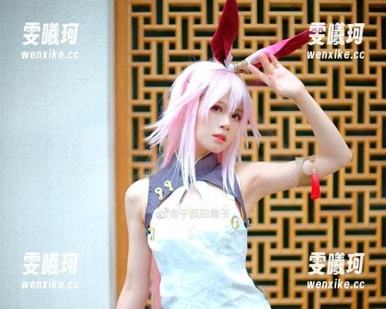星黛鹿鹿i发布最新黑白主题图片，展现极简风格之美