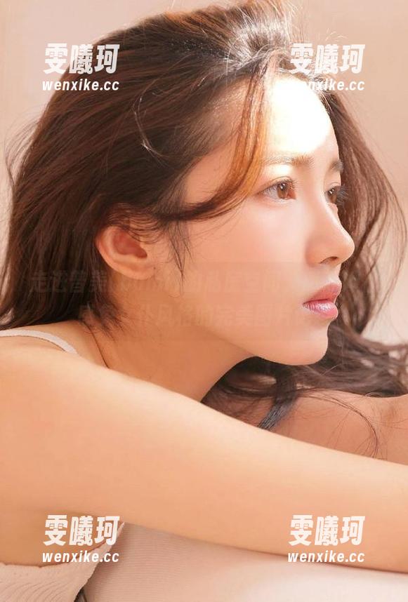 走进普美(bomi)的私房空间，感受她性感兔女仆风格的完美图片记录