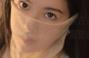 月下摄影 – 与茜茜一起领略黑白之美，下载精美写真作品集，尽享视觉盛宴！