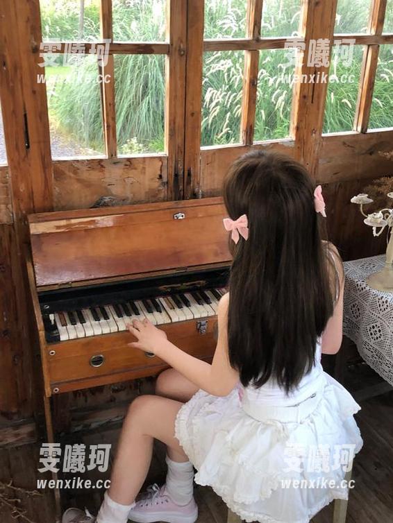 果儿Victoria 微密圈 - 果儿Victoria花格短裙黑丝最新写真系列图片更新,带给你夏日般的清爽视觉享受,快来查看吧!