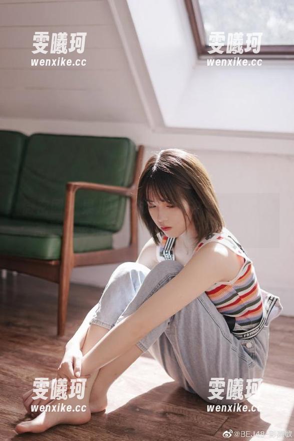 微密圈 - 果儿Victoria泳衣写真作品集：高清记录她在海边的慵懒与自信的瞬间