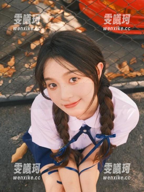 森萝财团 学妹教室黑丝写真大赏:森萝财团精心打造的视觉盛宴作品集