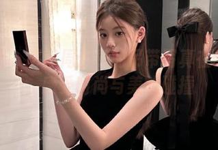 爱蜜社 – 解锁周于希的吊带写真在线资源，感受时尚与美的碰撞