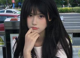 爱蜜社 – 夏日阳光下，李李七七喜喜游泳池写真原图展现活力与魅力
