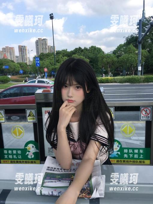 爱蜜社-李李七七喜喜 爱蜜社 - 夏日阳光下,李李七七喜喜游泳池写真原图展现活力与魅力