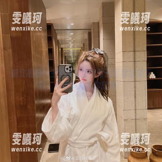 精致摄影！王羽杉穿吊带背心写真全集下载，多姿多彩等你欣赏！