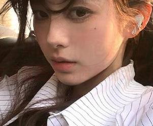 甜予摄影 – 黑白交织，色彩斑斓，思思的全套美脚图集为你展现无尽风情