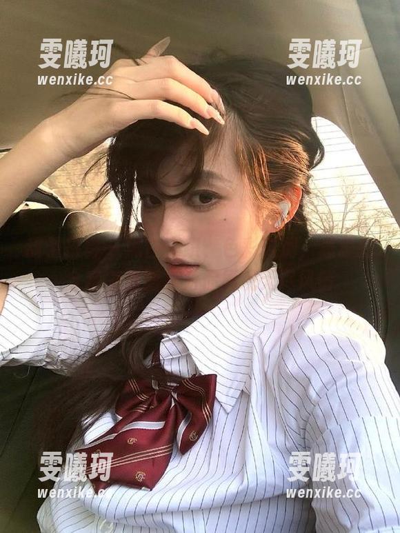甜予摄影-思思 甜予摄影 - 黑白交织,色彩斑斓,思思的全套美脚图集为你展现无尽风情
