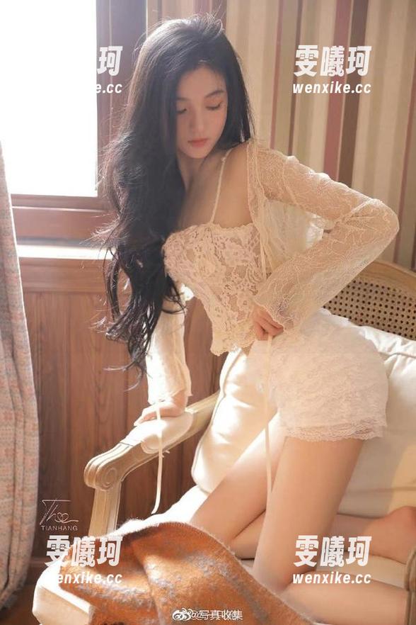 微密圈 - 立刻下载白龙猫女的《职业装库里斯》写真，网盘独家资源！