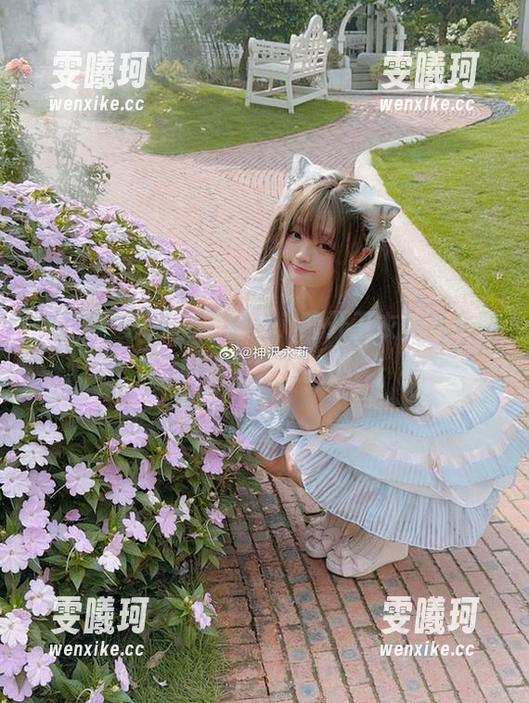 神沢永莉 解锁神沢永莉私拍图包,前开卫衣黑丝牛仔裤散发独特性感