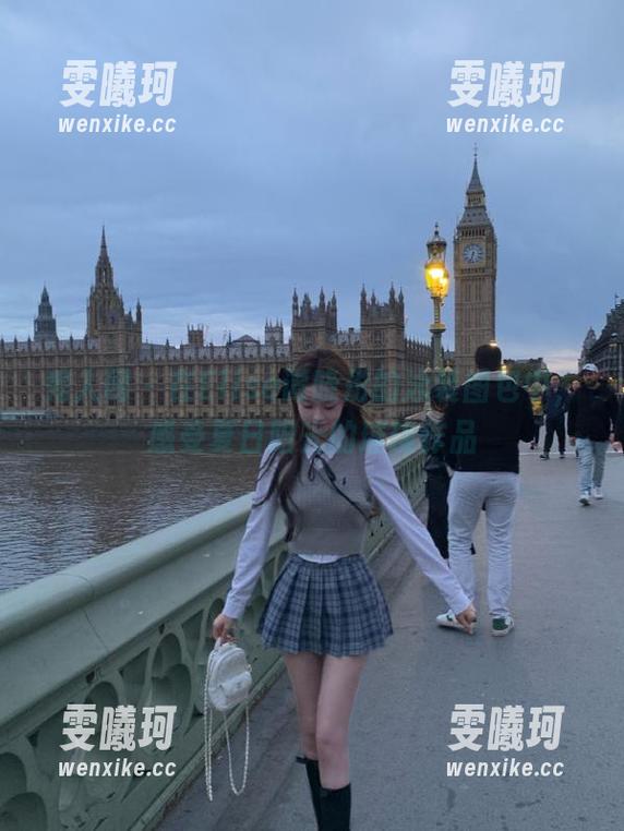 秀人网-Elise谭晓彤 秀人网 - 在Elise谭晓彤的泳装图包中,感受夏日阳光的璀璨作品
