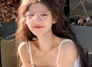 秀人网 – 解锁“余贝拉bella红裙”作品全集：在红裙中她散发的光芒无可抵挡