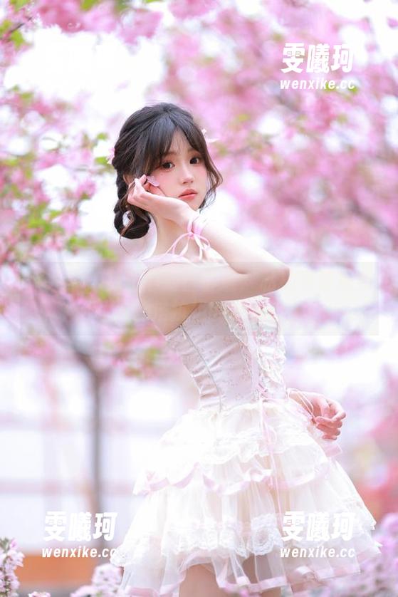 秀人网-区静瑶 秀人网 - 制服下的区静瑶:私拍写真是如何让人无法抗拒的魅惑佳作!