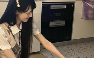 秀人网 – 新鲜出炉的小肉肉咪牛仔裤美图更新，时尚元素与个性完美融合！