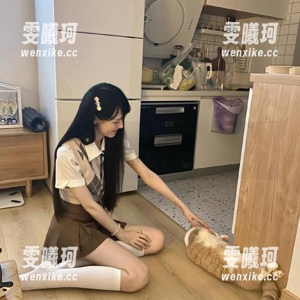秀人网-小肉肉咪 秀人网 - 新鲜出炉的小肉肉咪牛仔裤美图更新,时尚元素与个性完美融合!