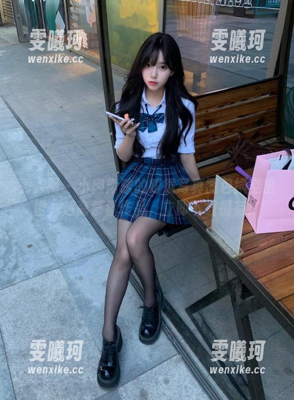 秀人网-小肉肉咪 秀人网 - 小肉肉咪的眼镜写真图包横空出世,超高质量作品,立即下载拥有!
