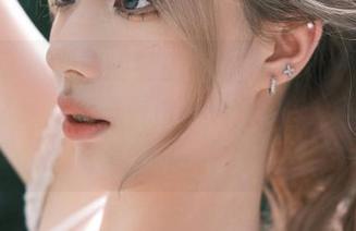 秀人网 – 幽默搞笑的玥儿玥睡衣写真集：原图展示，快来看看她如何优雅‘打滚’！