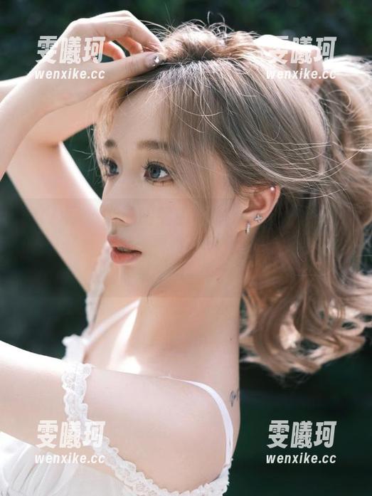 秀人网-玥儿玥 秀人网 - 幽默搞笑的玥儿玥睡衣写真集:原图展示,快来看看她如何优雅‘打滚’!