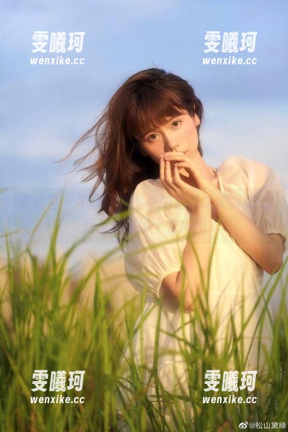 美媛馆 - 牛仔裤作品中的定制之美，张恬恬完美演绎个性风尚