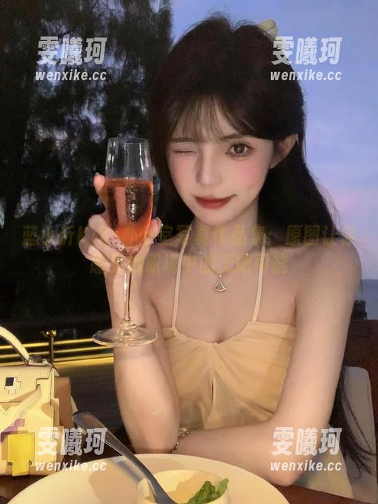 蓝小沂KiKi办公室写真作品集：原图让你感受她职场中的无限可能