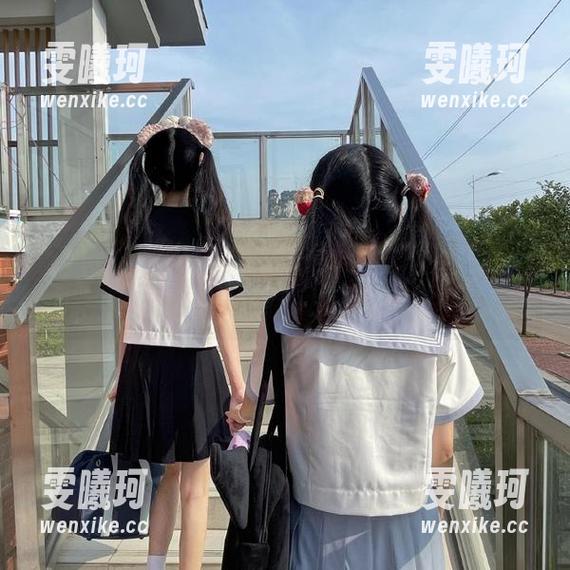蜜桃社-初月 蜜桃社 - 在初月眼镜的世界里,美图图包尽展她的独特魅力与时尚感!