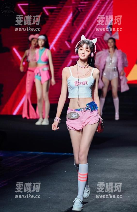 蜜桃社-谢芷馨Sindy 蜜桃社 - 谢芷馨Sindy全套写真:荣耀与使命并存的秘书风采