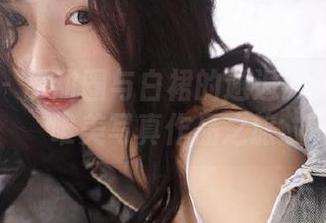 袜啵啵 – 甜甜圈与白裙的邂逅：探索她的唯美写真作品之旅