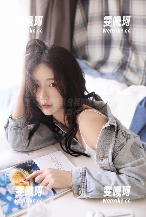 袜啵啵-甜甜圈 袜啵啵 - 甜甜圈与白裙的邂逅:探索她的唯美写真作品之旅