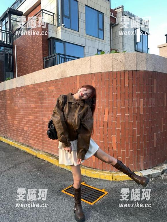 袜啵啵-苏苏 袜啵啵 - 苏苏的水手服写真,私房图片展现她独特的风格与青春气息