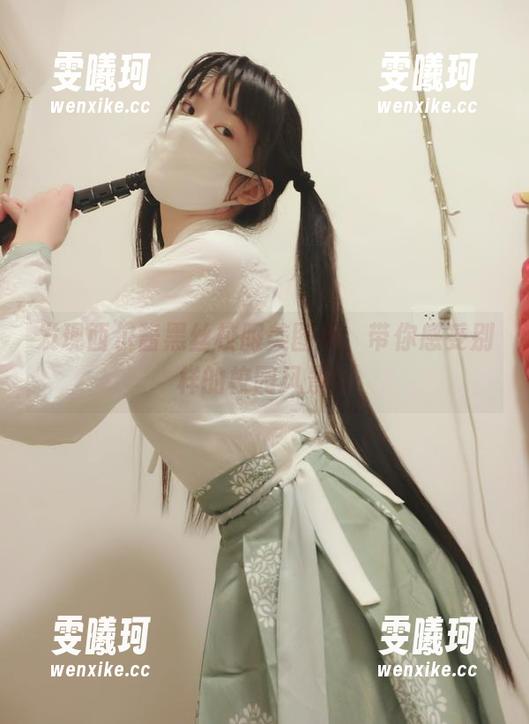 西尔酱 发现西尔酱黑丝校服美图集,带你感受别样的校园风景!