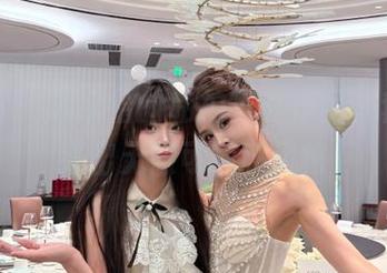 青豆客 – 顾欣怡的私拍写真作品，套装演绎出无限可能和风格