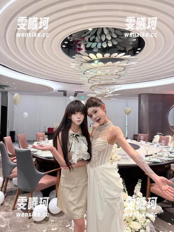 青豆客-顾欣怡 青豆客 - 顾欣怡的私拍写真作品,套装演绎出无限可能和风格