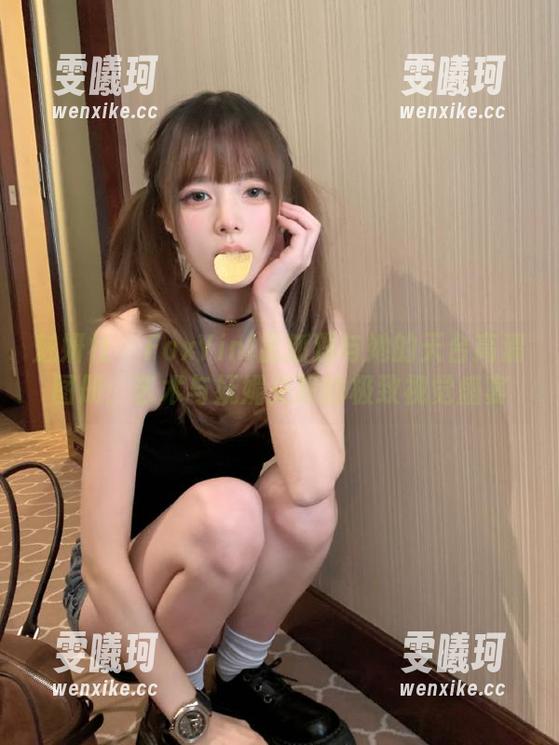 魅妍社-FoxYini孟狐狸 魅妍社 - FoxYini孟狐狸与她的天台高清图册:艺术与妩媚交织的极致视觉盛宴